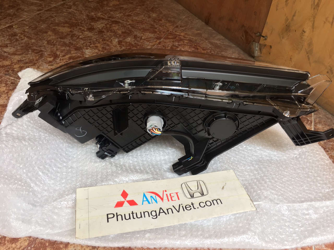 Đèn pha xe mitsubishi Triton 2019
