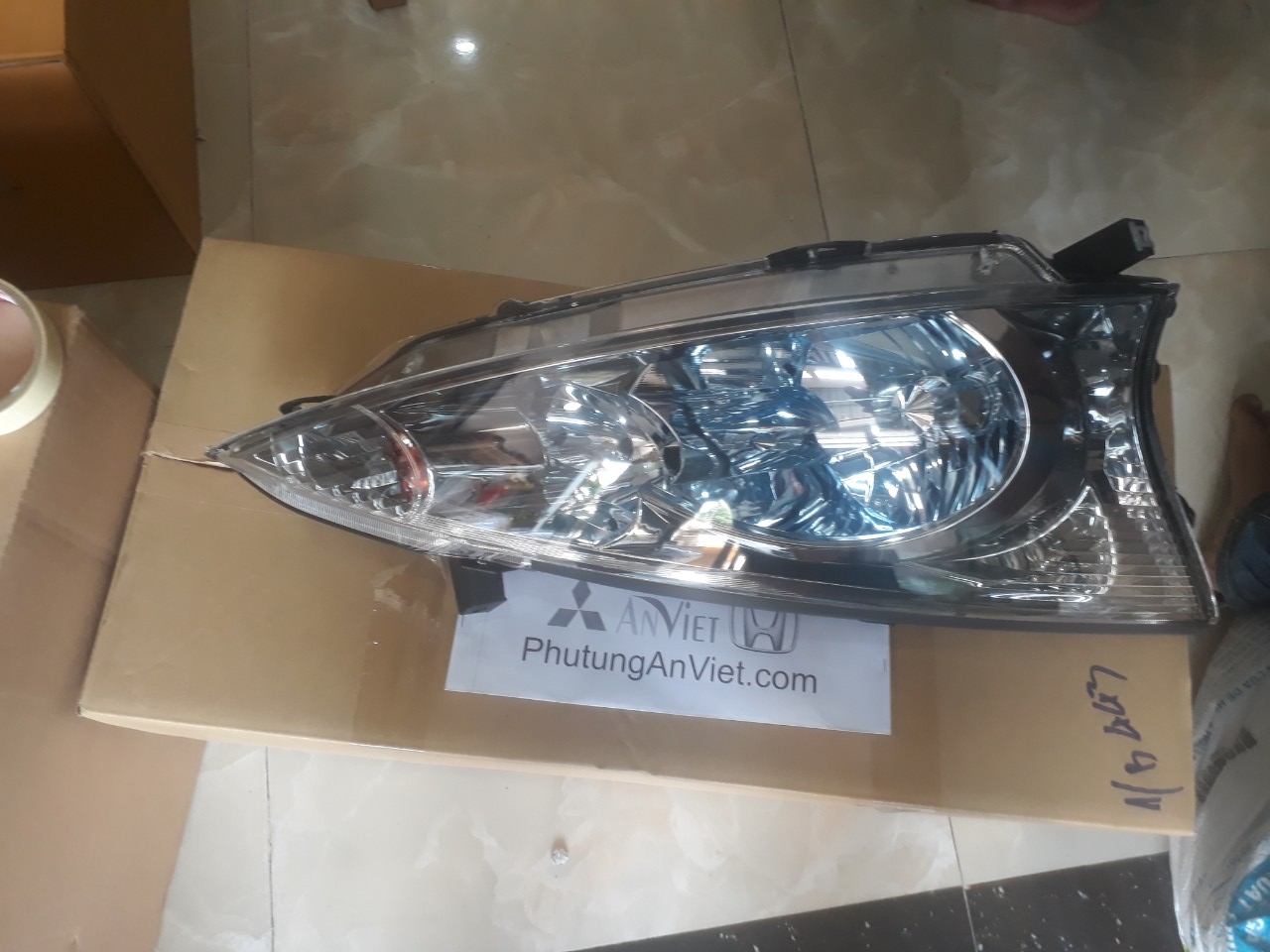 Đèn pha xe Mitsubishi Grandis