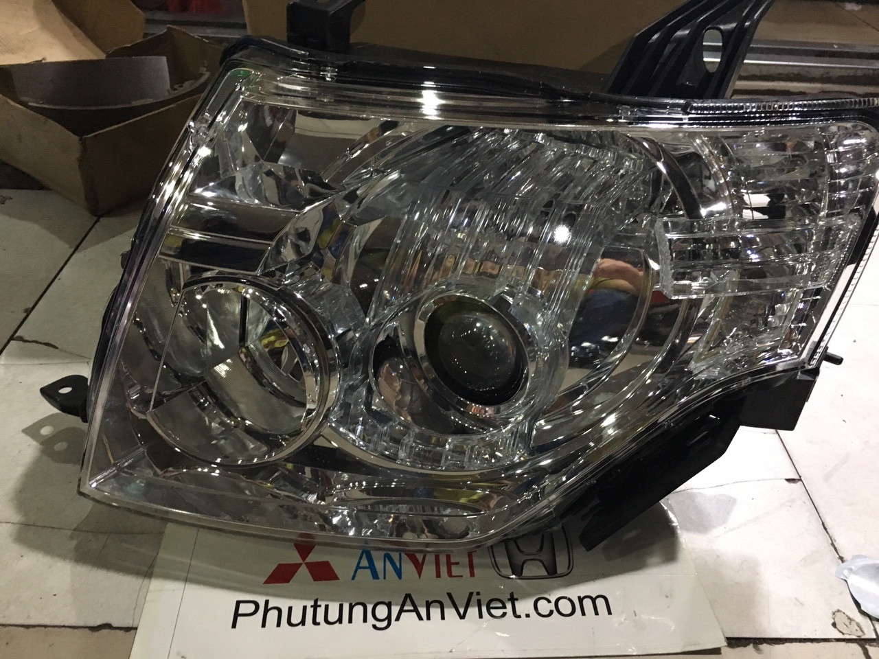 Đèn pha xe mitsubishi pajero V93