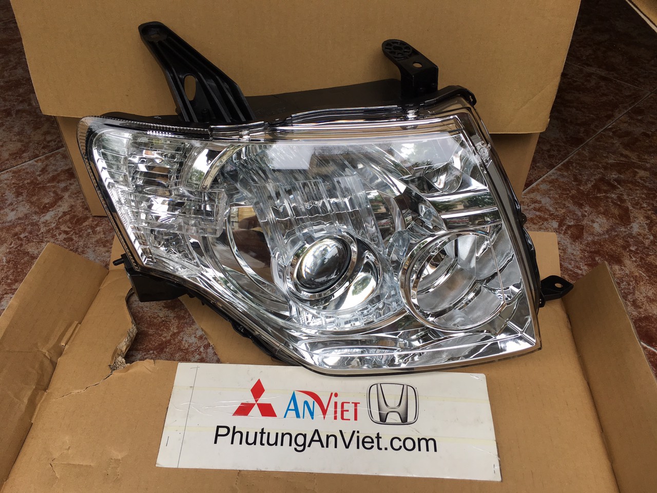 Đèn pha xe mitsubishi Pajero ngân hàng 