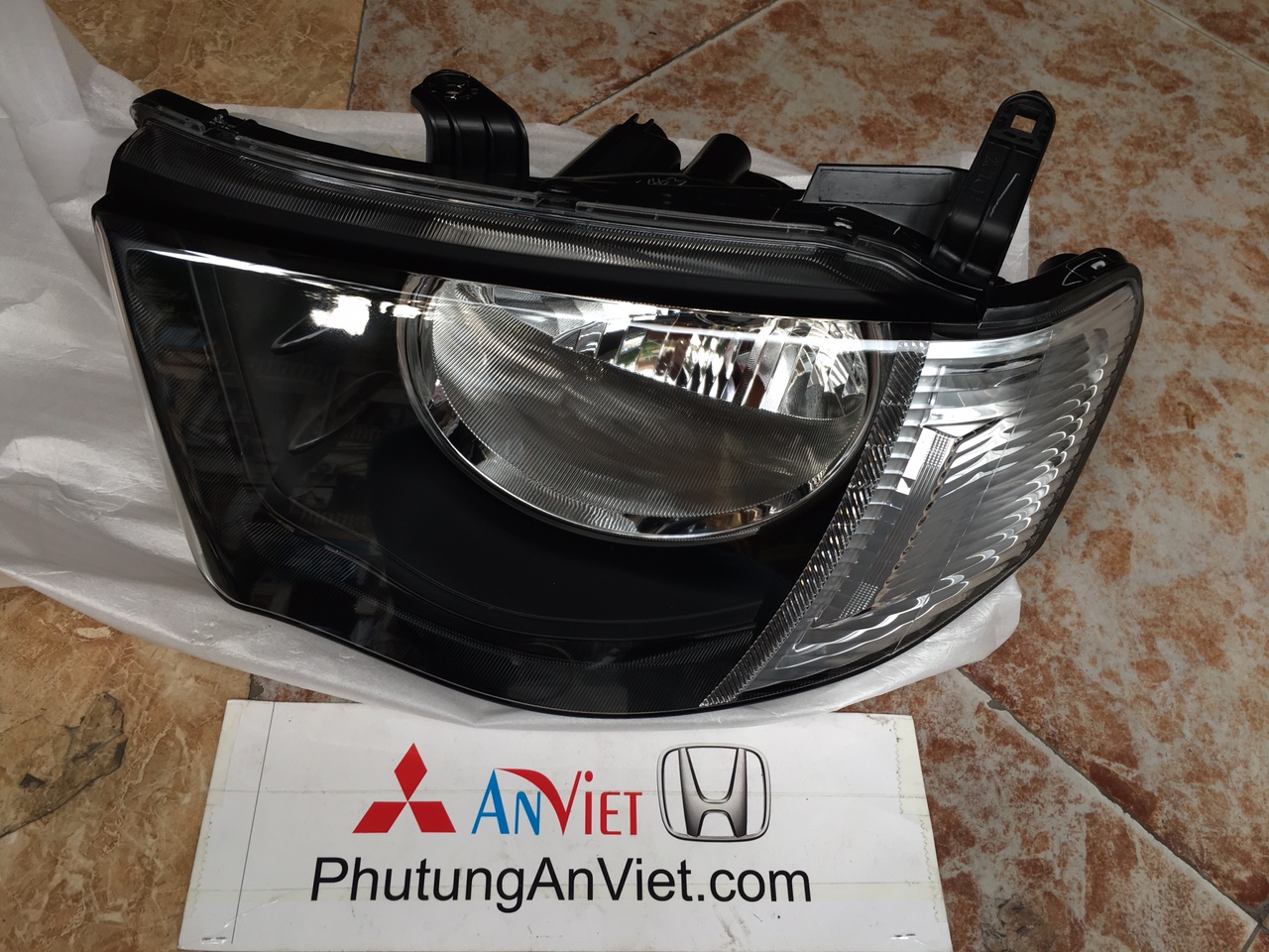 Đèn pha xe Mitsubishi Triton