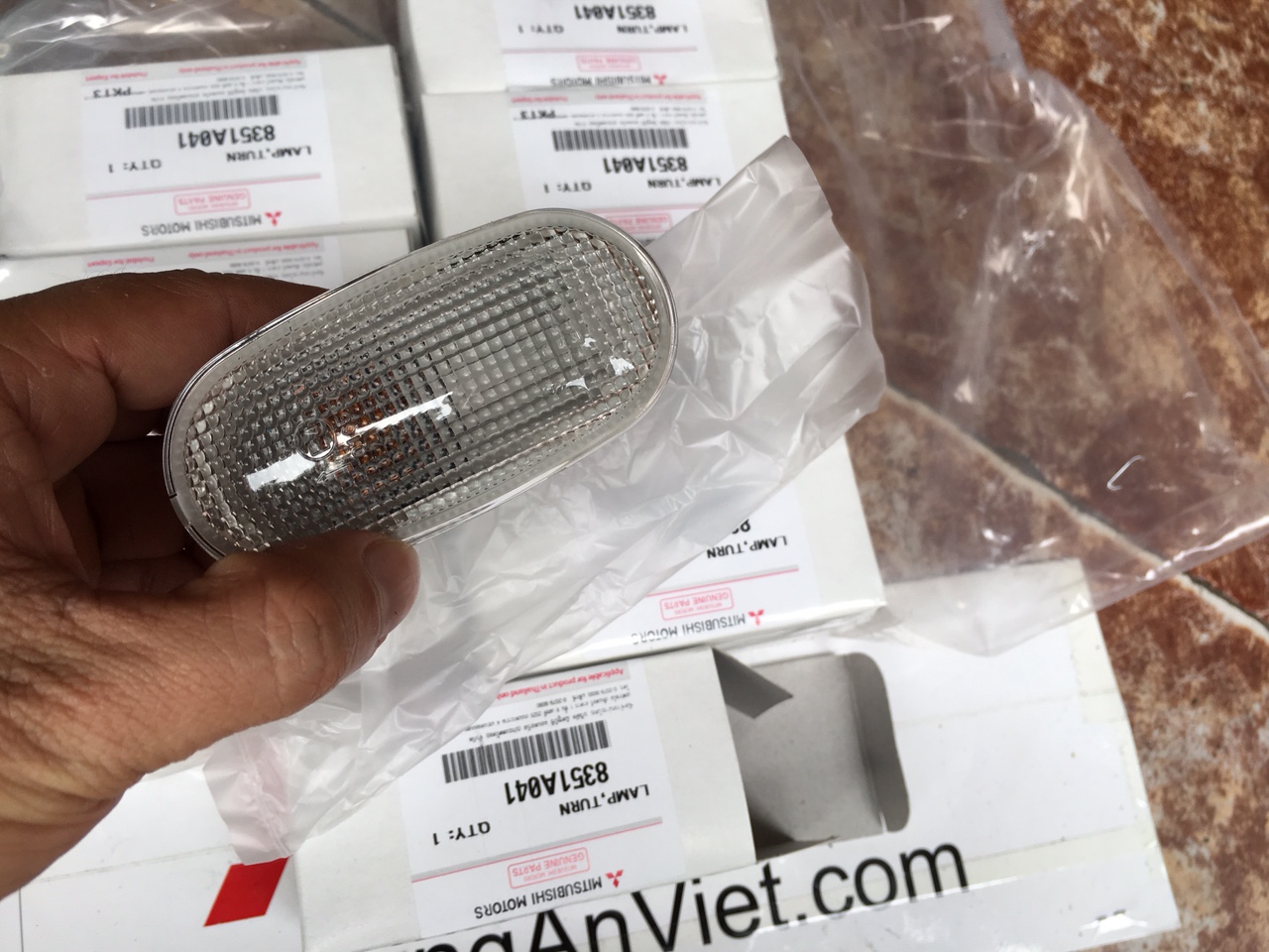 Đèn xi nhan tai xe Mitsubishi Triton