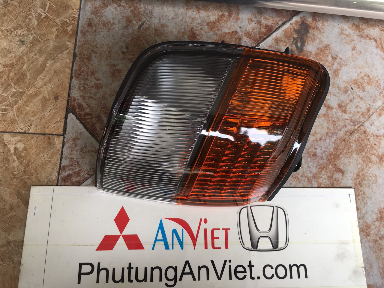 Đèn xi nhan xe mitsubishi Pajero