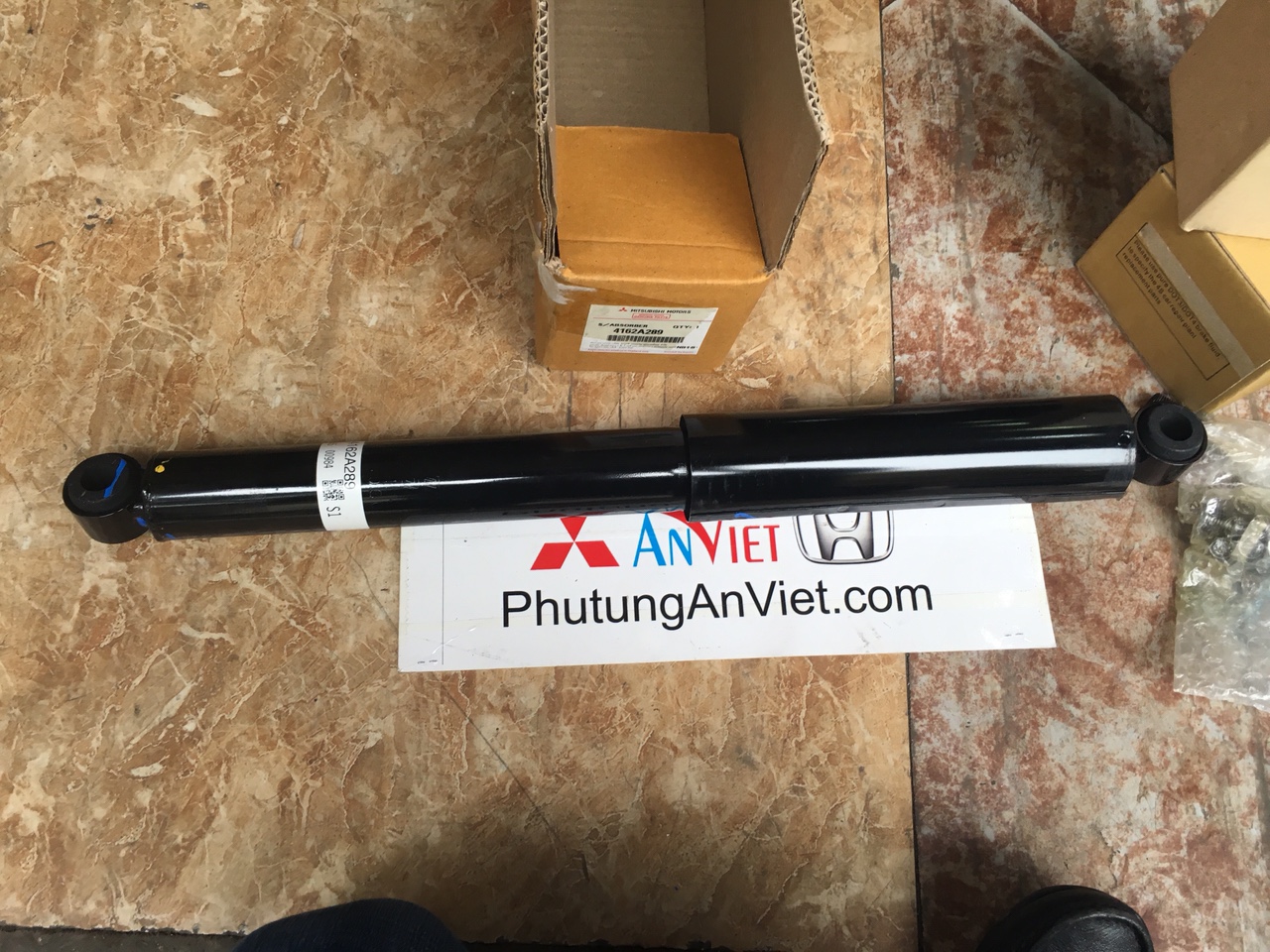 Giảm xóc sau xe Mitsubishi Pajero Sport 