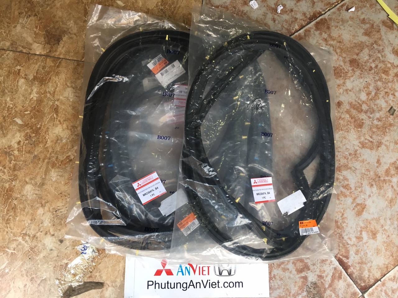 Gioăng êm trên cánh cửa xe Mitsubishi Jolie