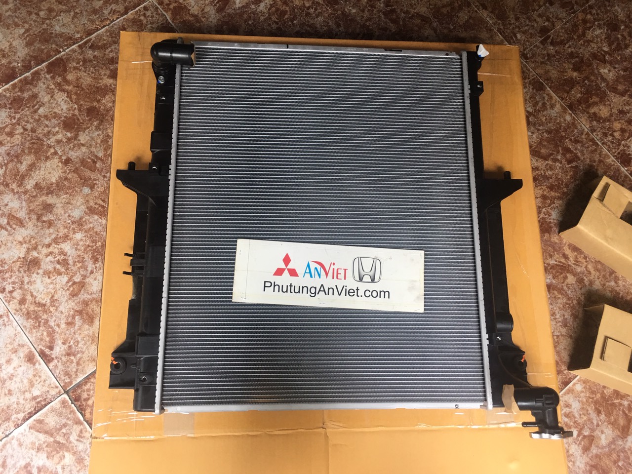 Két nước xe mitsubishi Pajero Sport