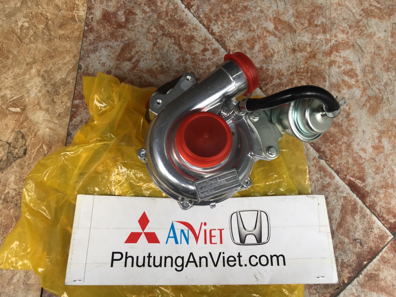 Két tubor xe Mitsubishi Triton 