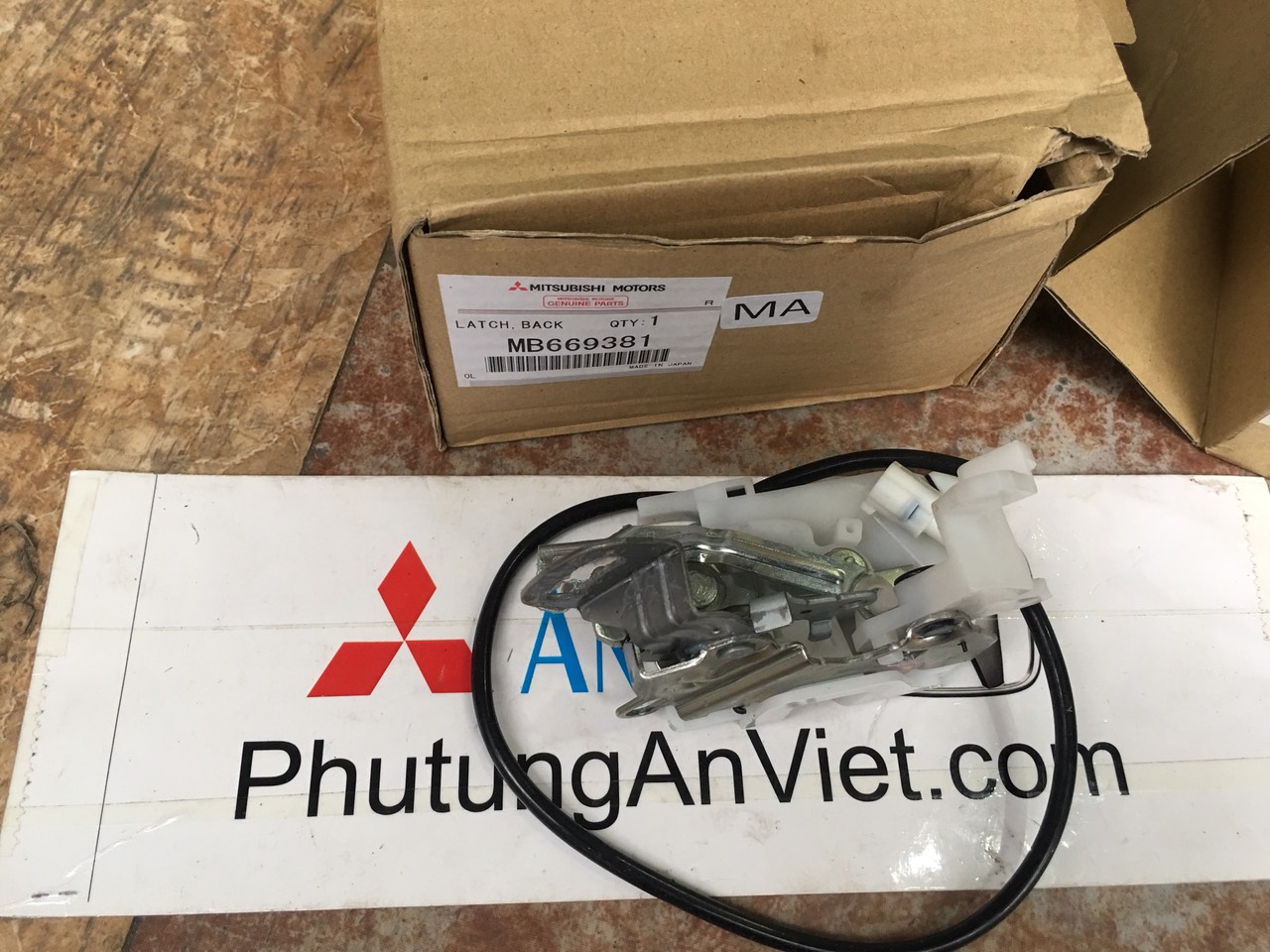 Khóa ngậm cửa hậu xe Mitsubishi Pajero 