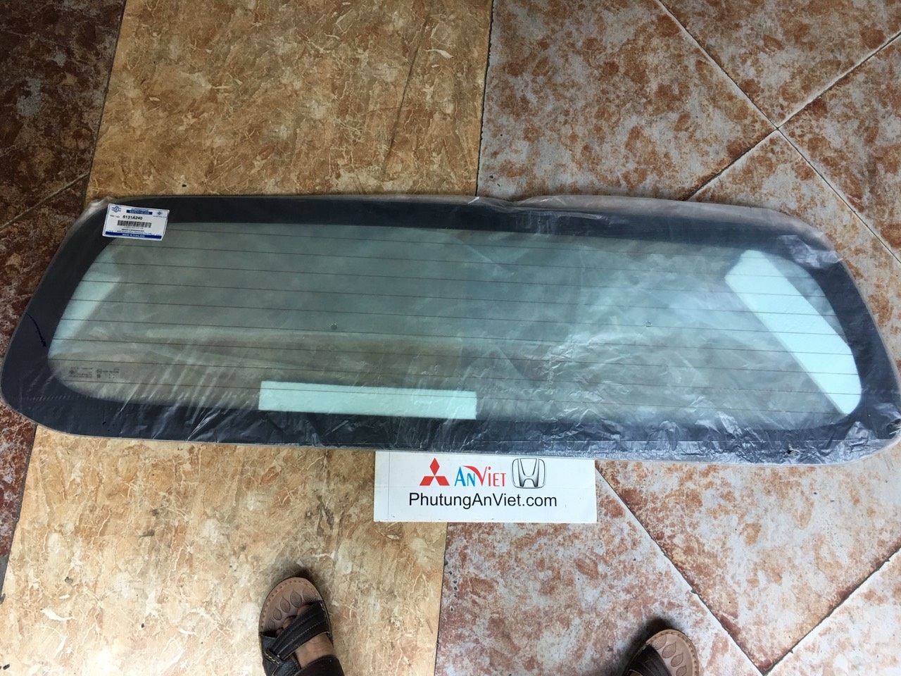 Kính lưng xe mitsubishi Triton