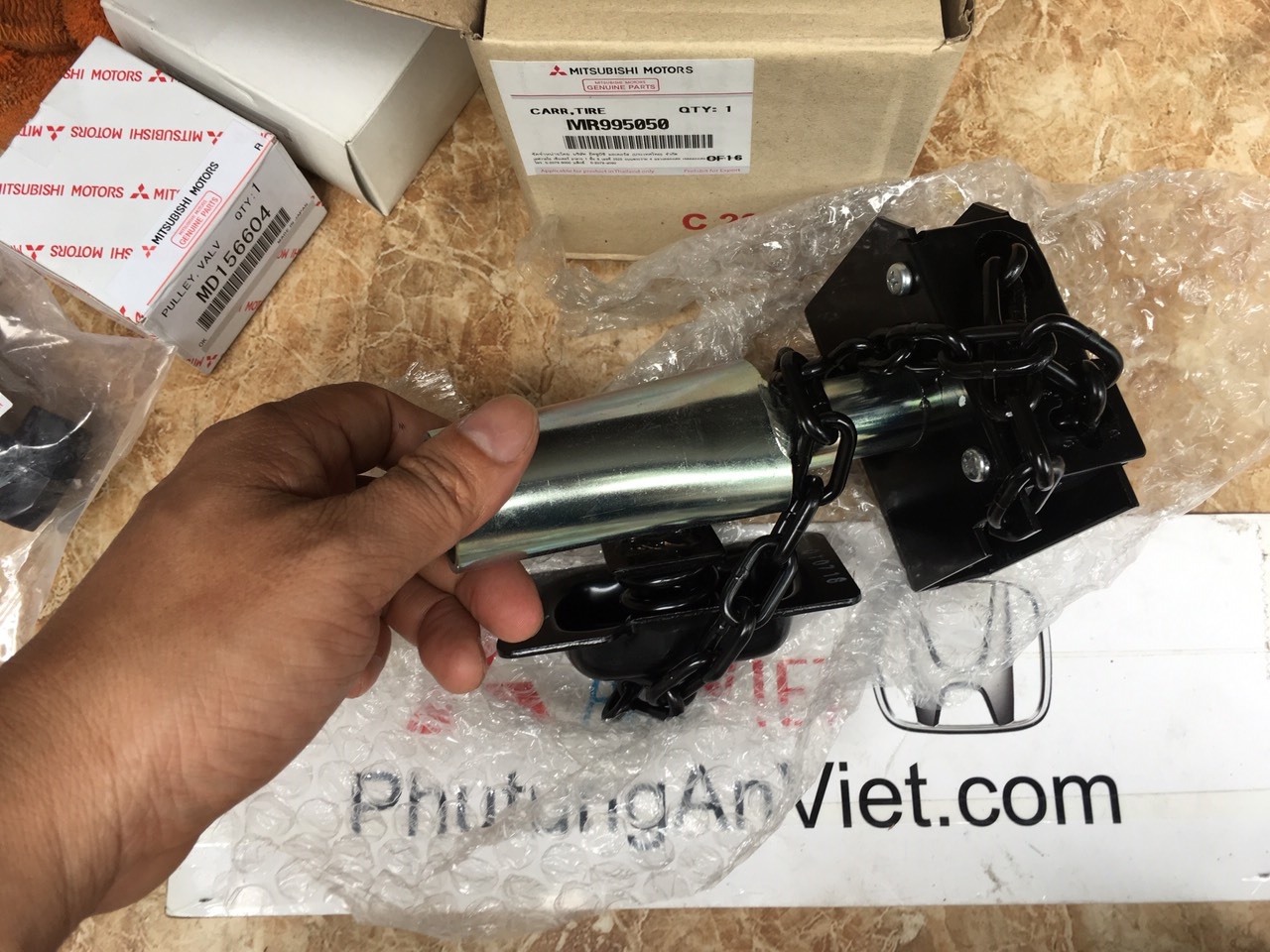 Lên lốp dự phòng xe mitsubishi Triton