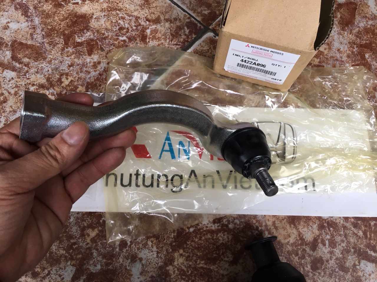 Rô tuyn lái ngoài xe mitsubishi Pajero Sport