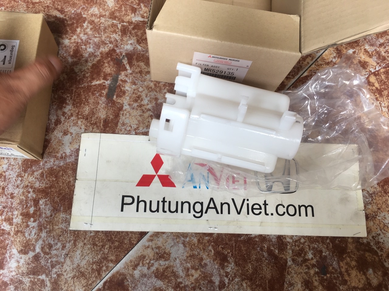 Lọc xăng xe mitsubishi Pajero ngân hàng