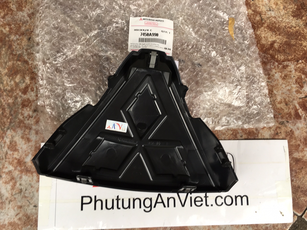 Logo trước xe Mitsubishi Outlander