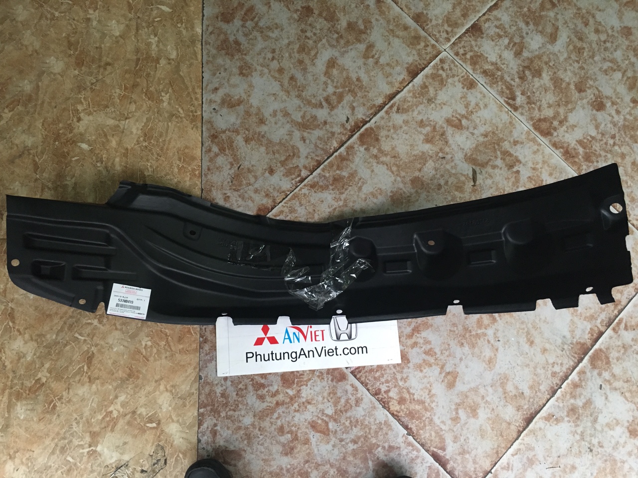 Lòng dè chắn bùn Mitsubishi Pajero Sport