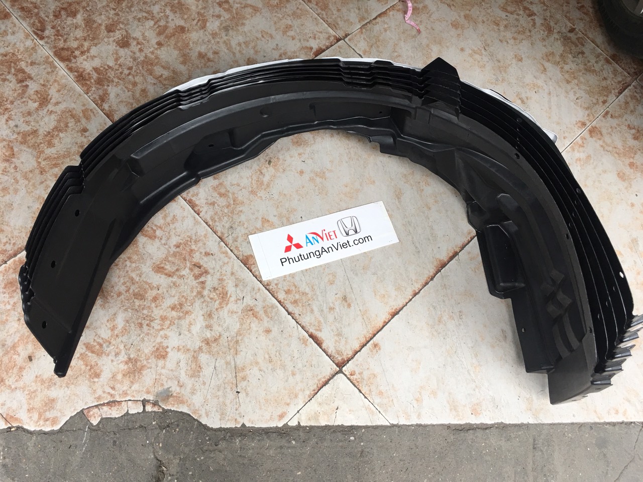 Lòng dè chắn bùn xe Mitsubishi Outlander 