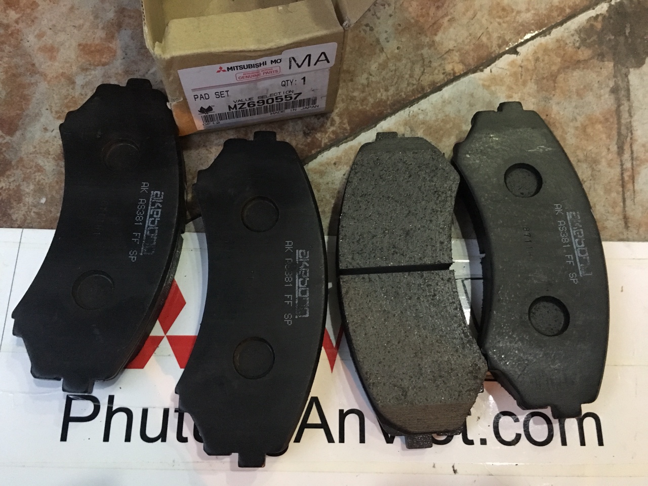 Má phanh trước xe mitsubishi pajero ngân hàng