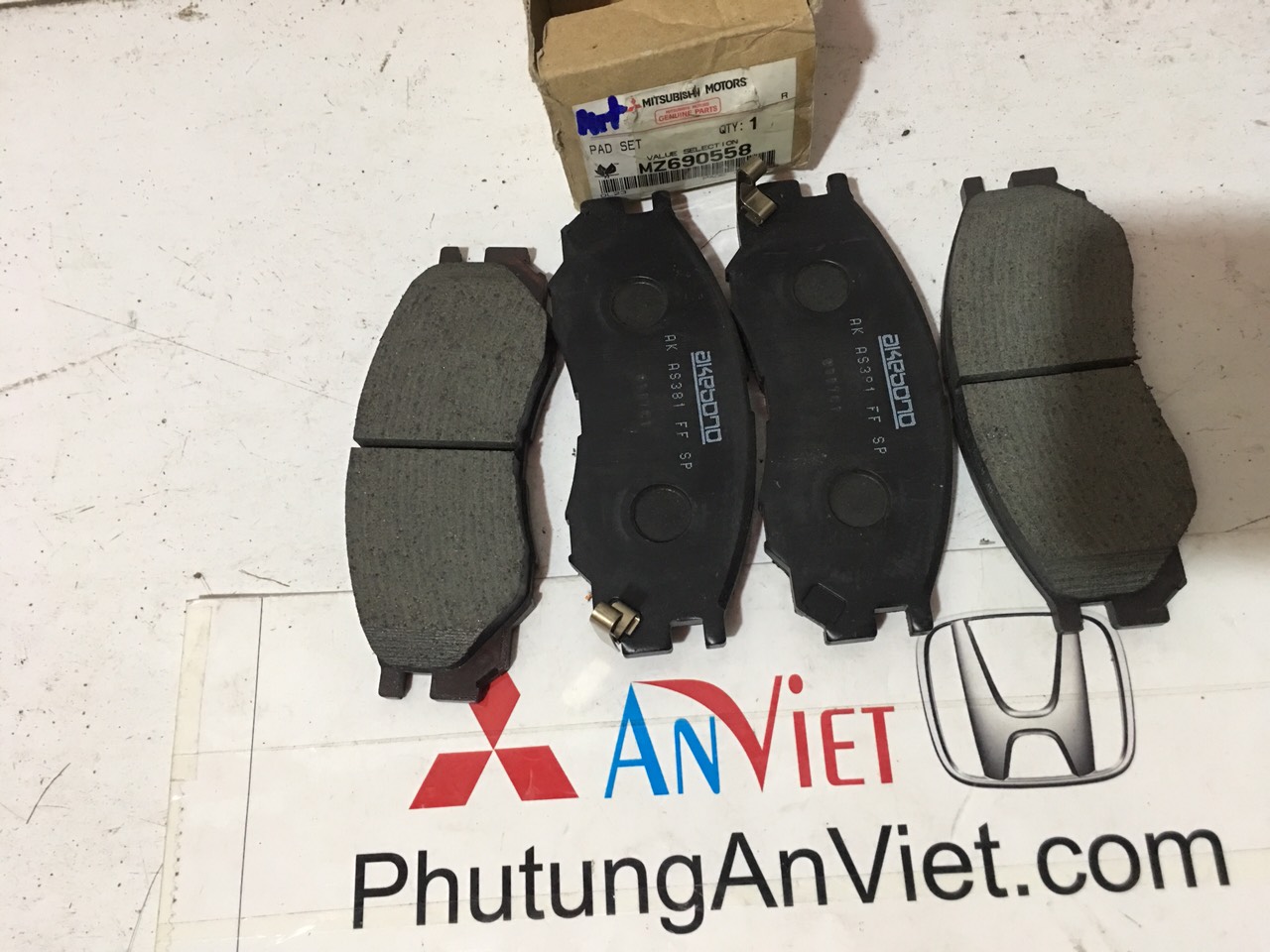 Má phanh trước xe Mitsubishi Pajero