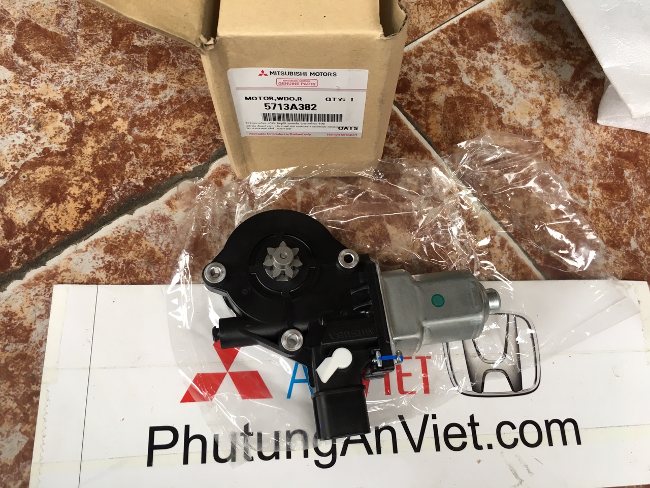 Mô tơ lên xuống kính cửa xe mitsubishi Mirage
