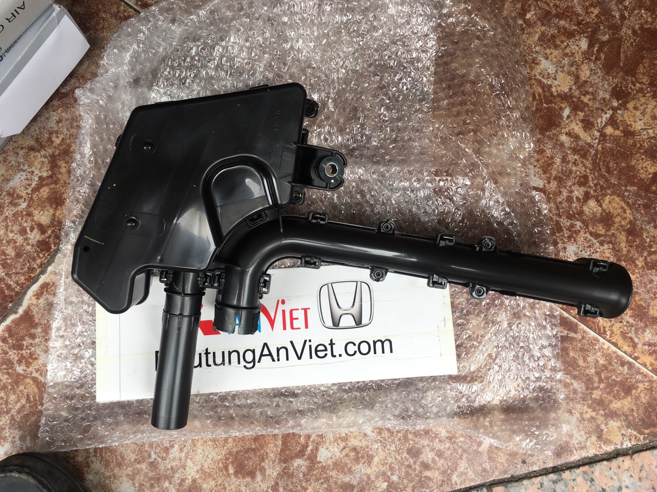 Ống hút gió vào bầu lọc xe mitsubishi Attrage