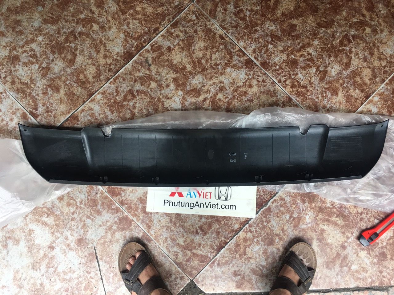 Ốp ba đờ sốc trước xe mitsubishi Triton