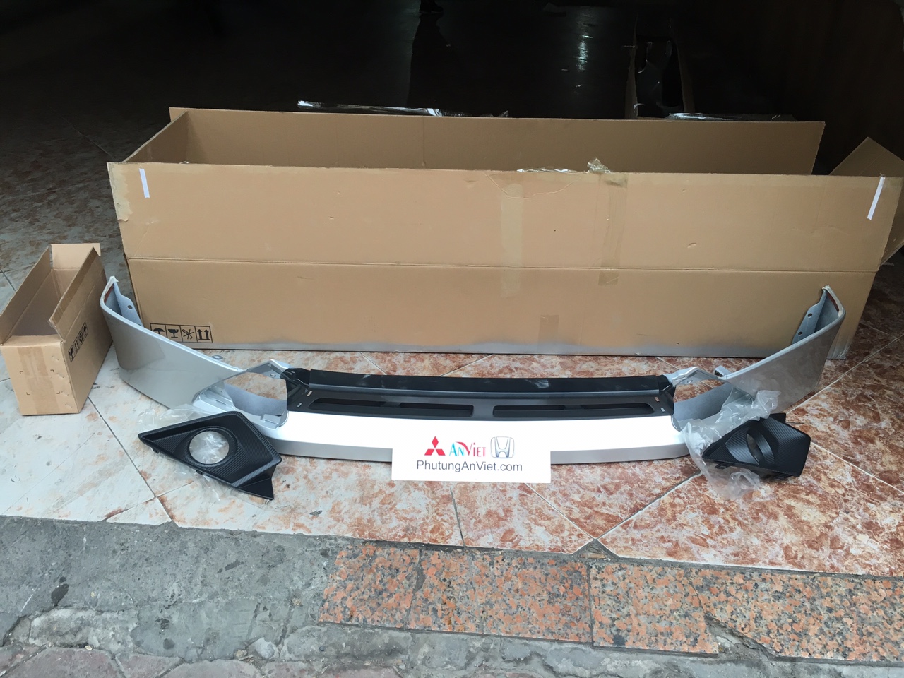 Ốp cản trước xe Mitsubishi Xpander