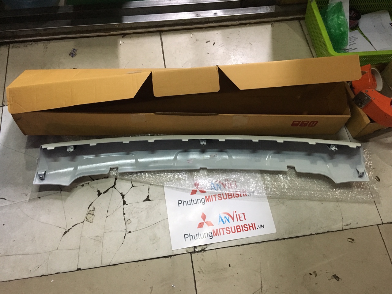 Ốp dưới cản trước xe Mitsubishi Triton
