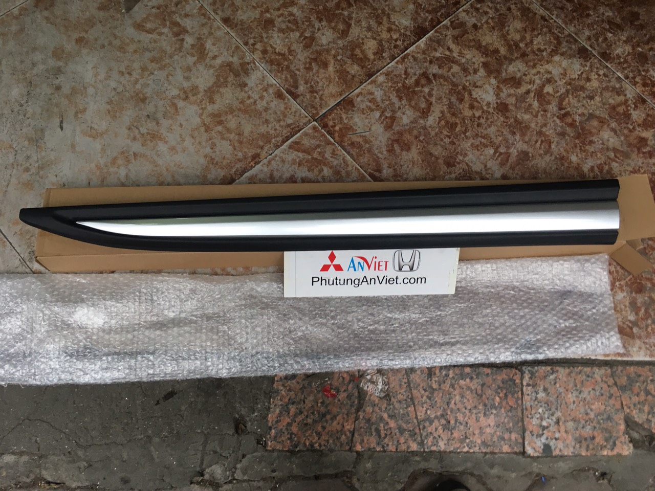 Ốp cánh cửa xe Mitsubishi Outlander