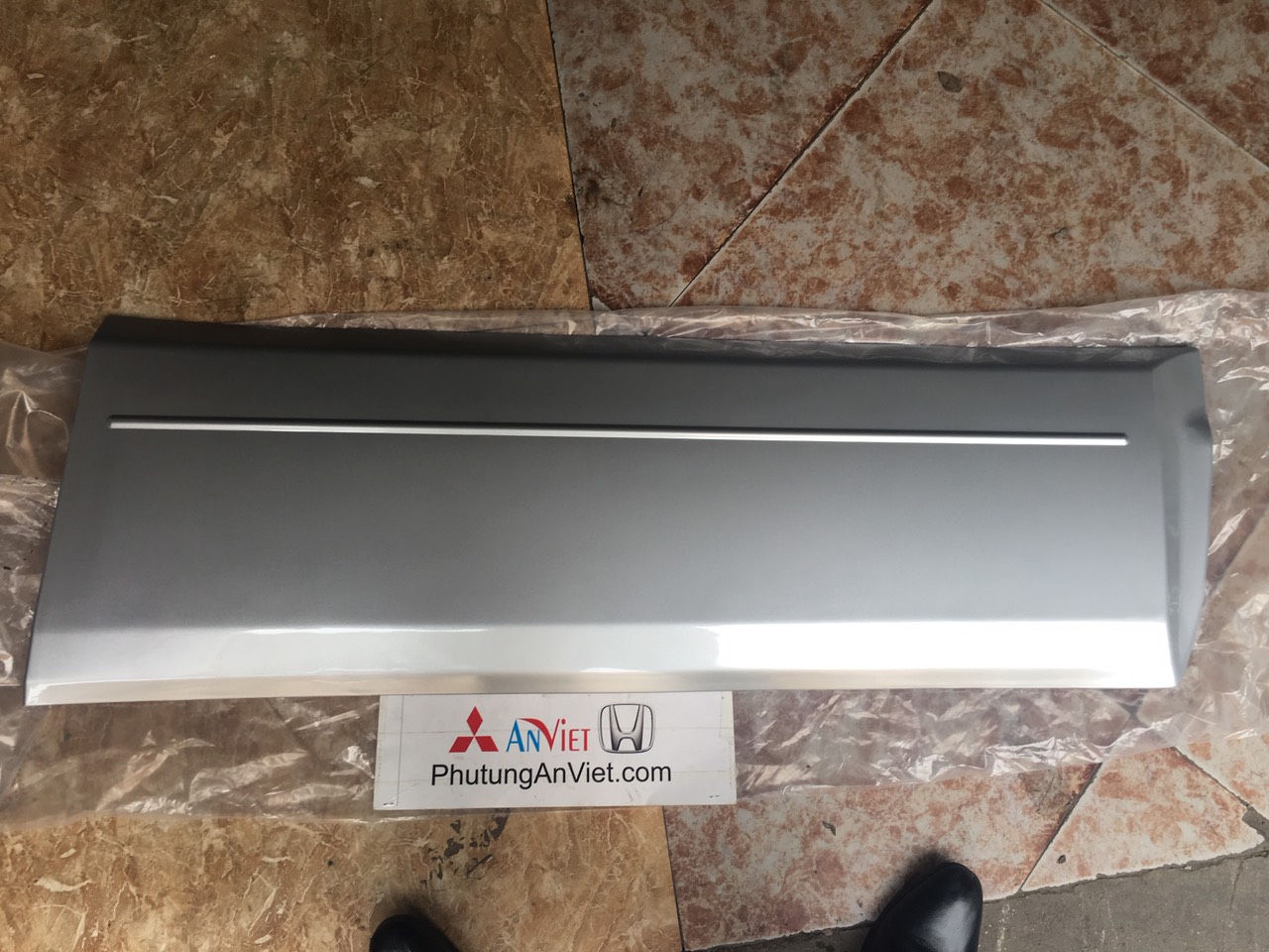 Ốp cánh cửa xe Mitsubishi Pajero V33