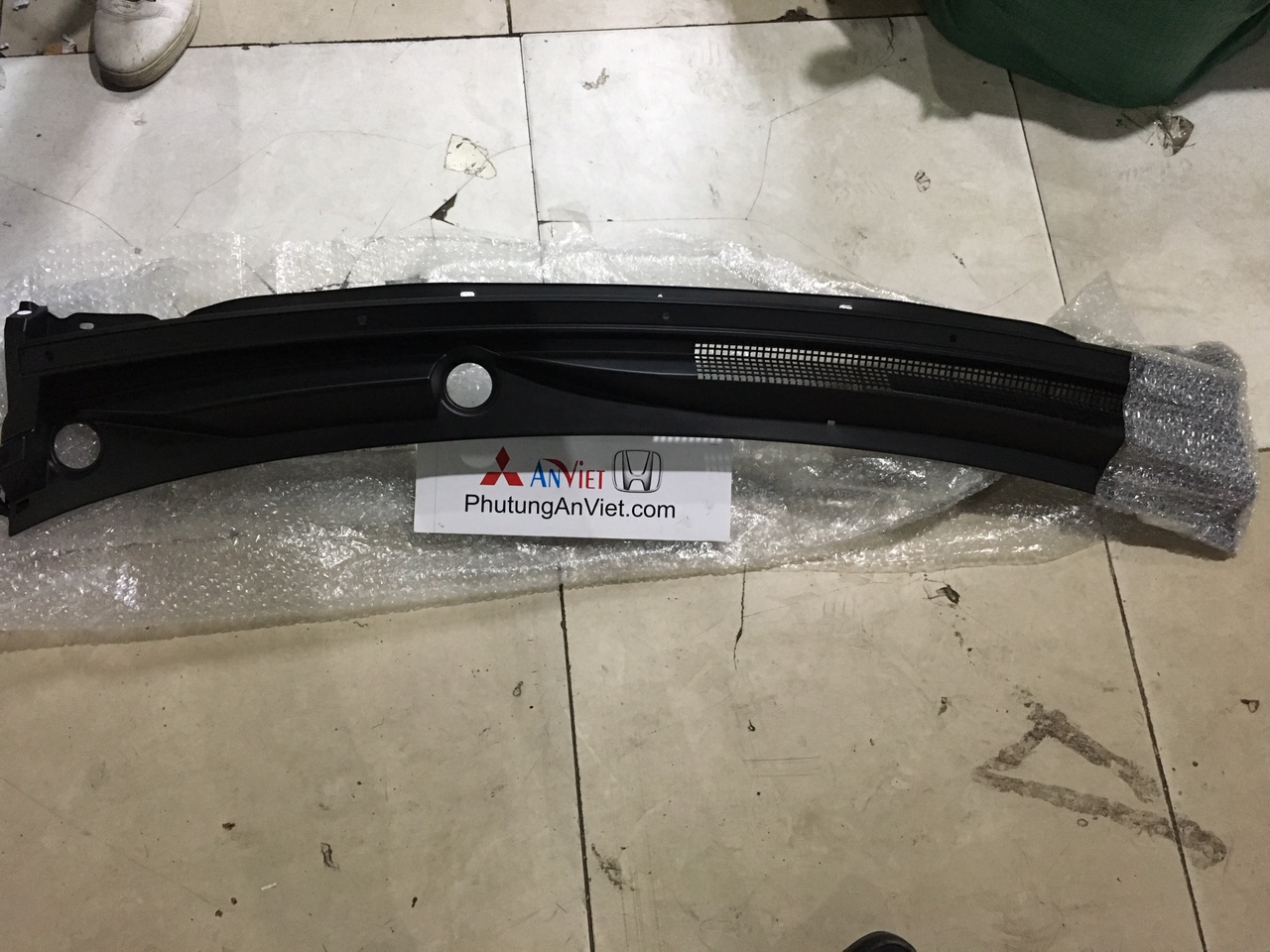 Ốp chắn kính chắn gió xe Mitsubishi Triton