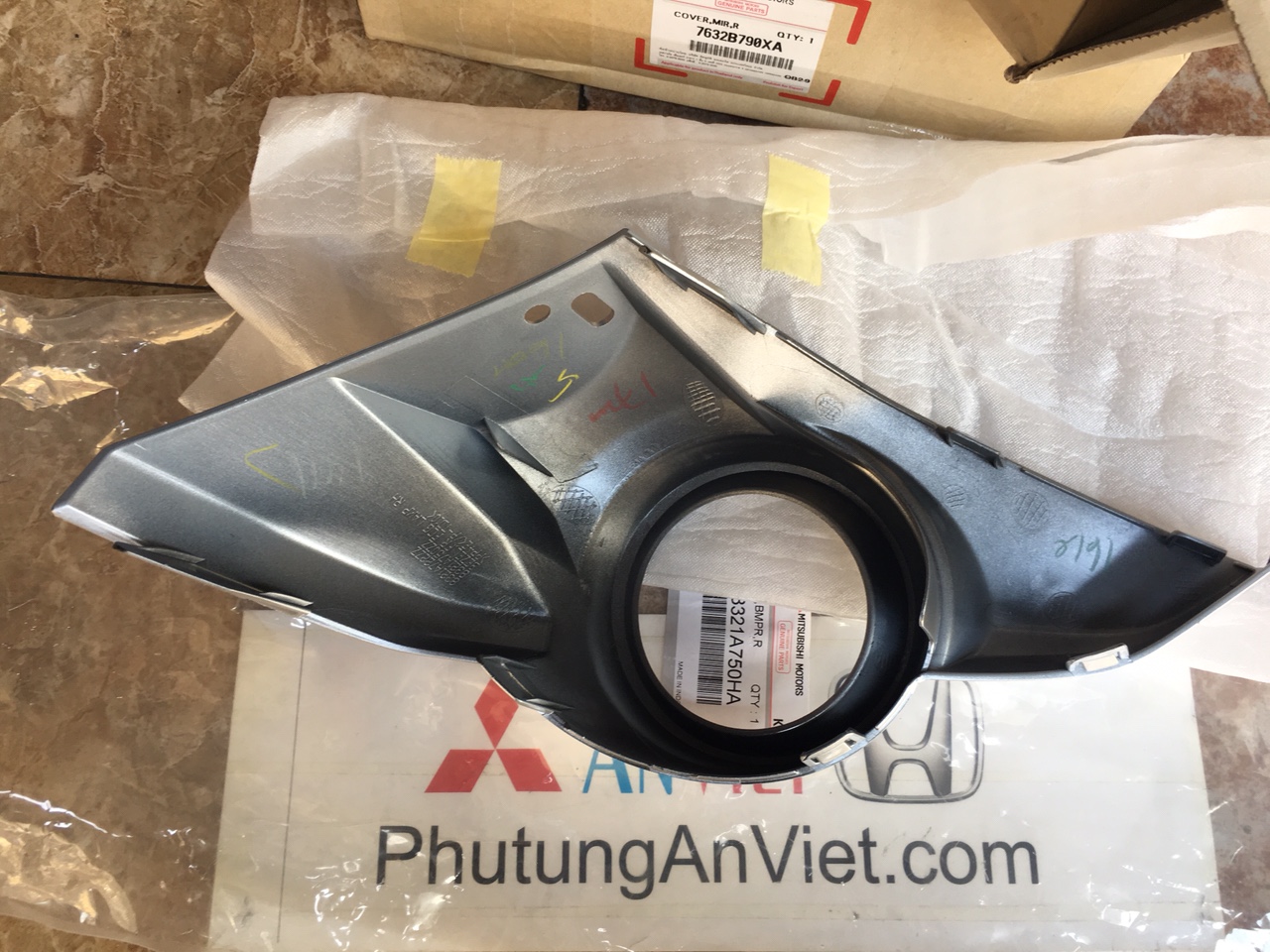 Ốp đèn gầm xe Mitsubishi Xpander