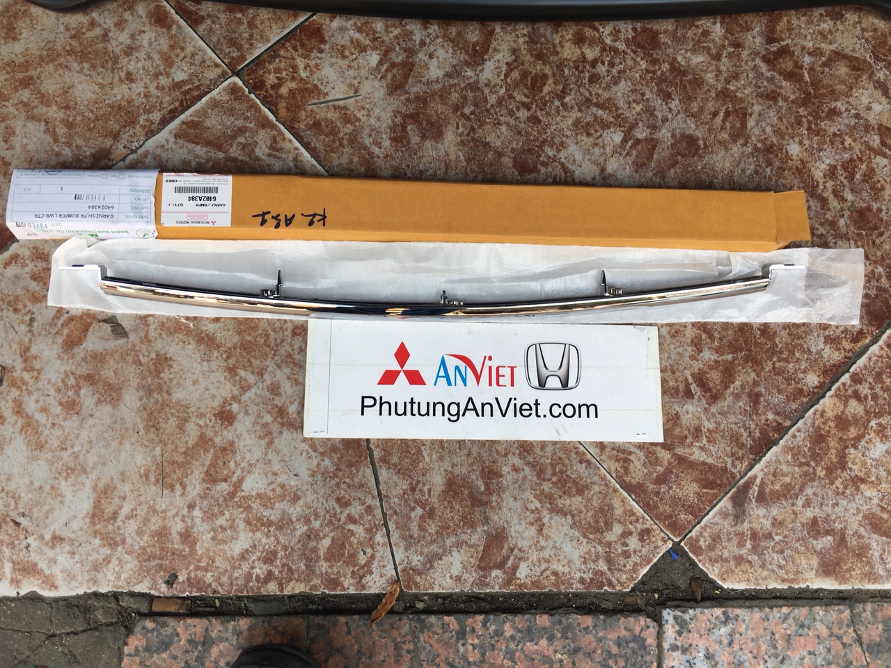Ốp mạ cản trước miếng giữa xe mitsubishi Mirage