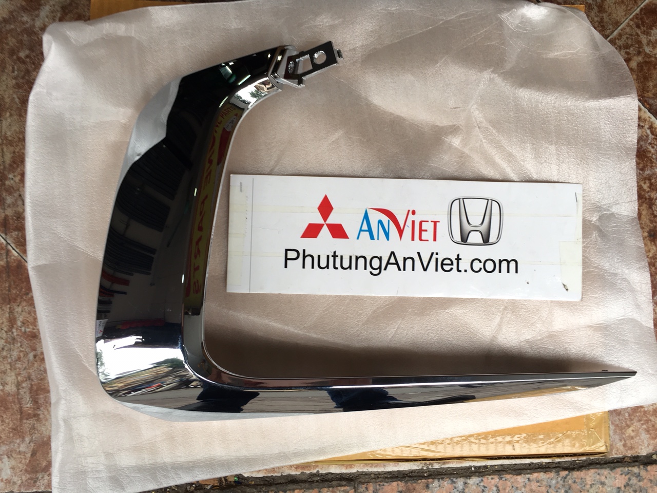 Ốp mạ cản trước xe Mitsubishi Outlander