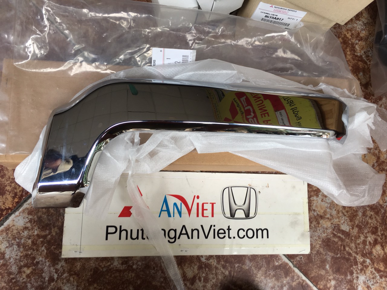 Ốp mạ cản trước xe mitsubishi Pajero V93