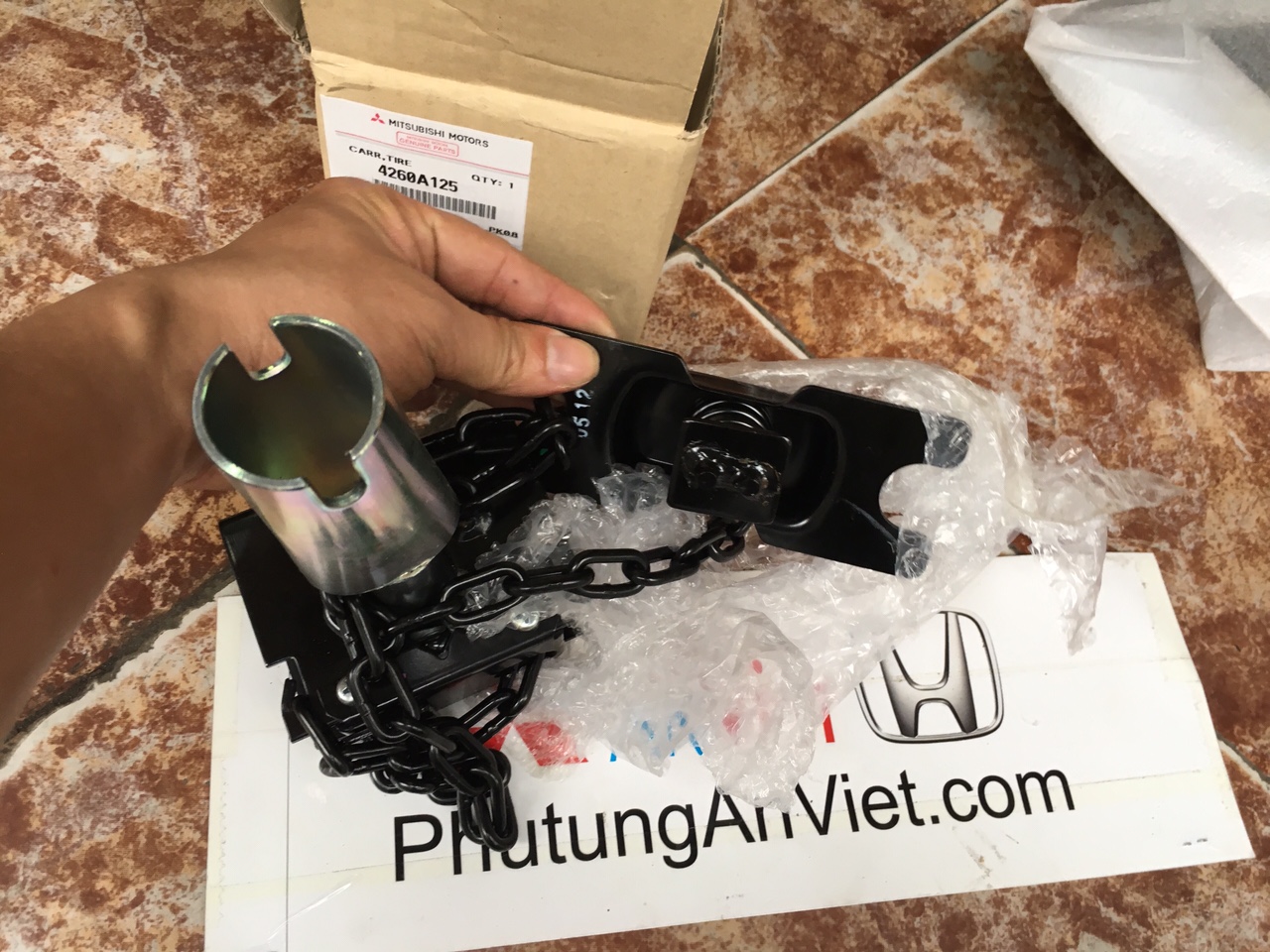 Pa lăng lên lốp dự phòng xe Mitsubishi Pajero