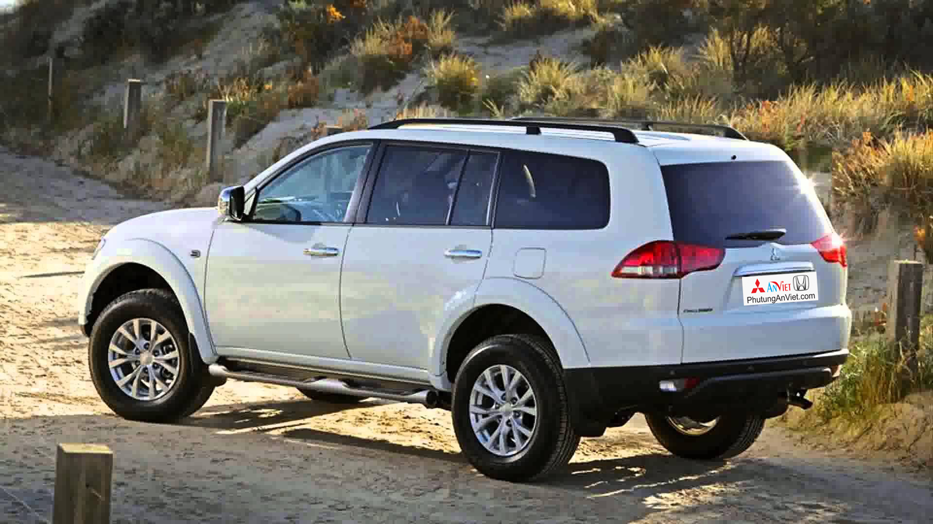 Đèn trần xe mitsubishi Pajero Sport 