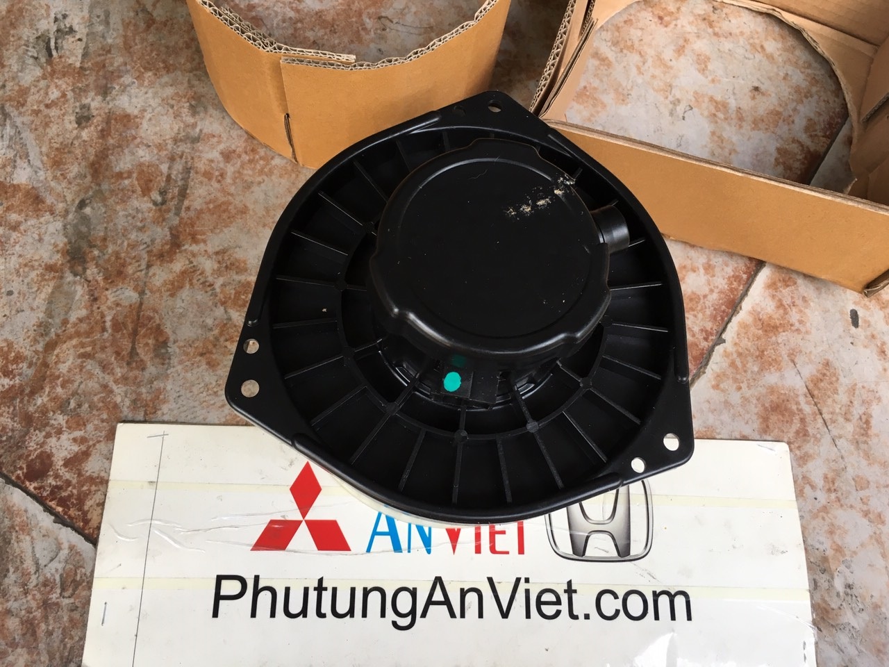 Quạt dàn lạnh trong táp lô xe mitsubishi Triton