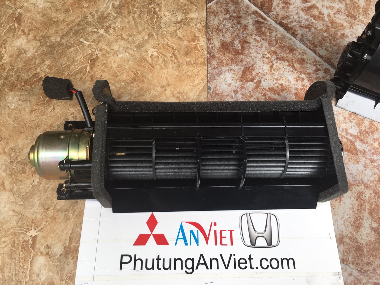 Quạt dàn lạnh sau xe Mitsubishi Jolie