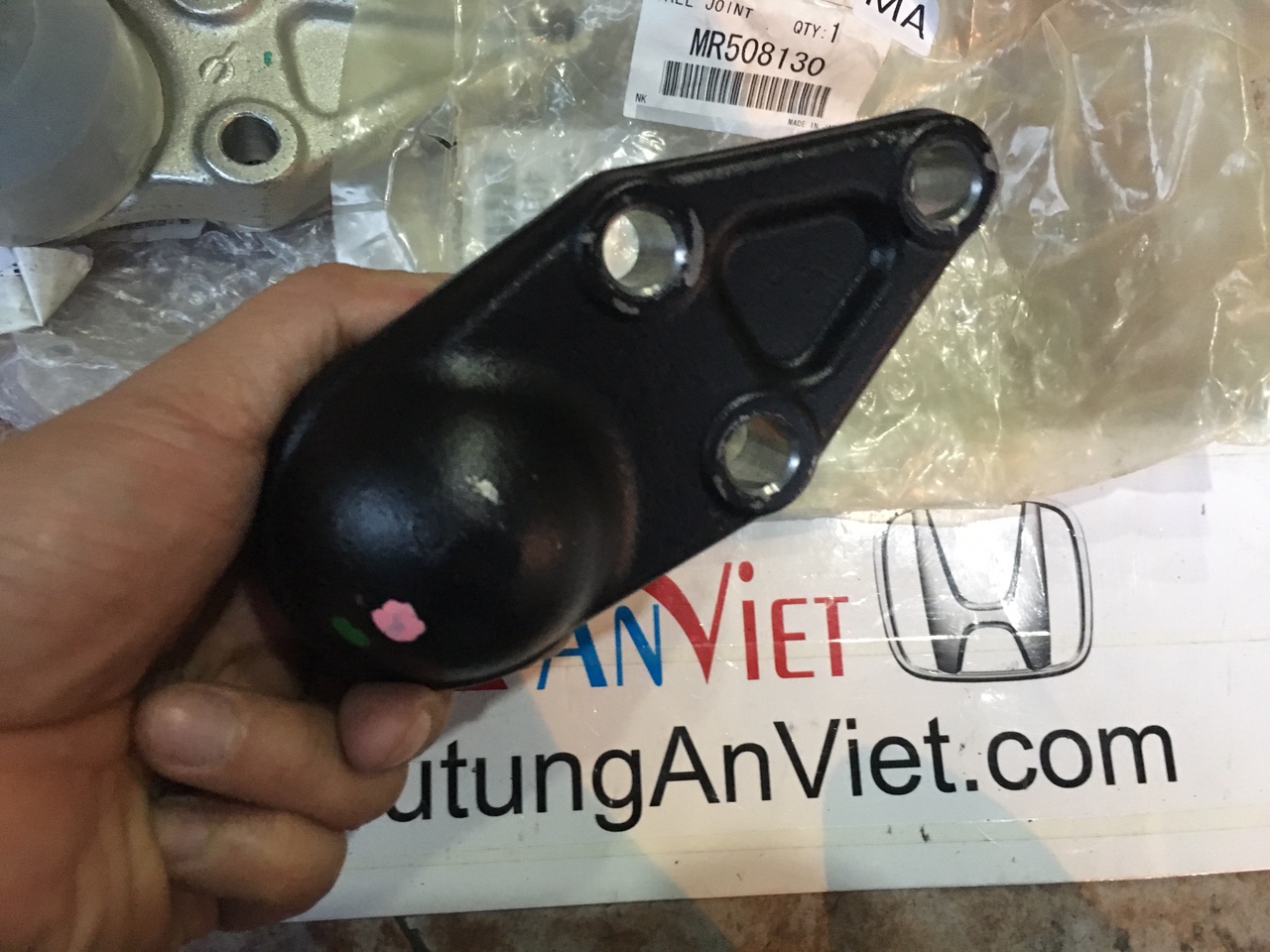 Rô tuyn đứng dưới xe mitsubishi pajero ngân hàng