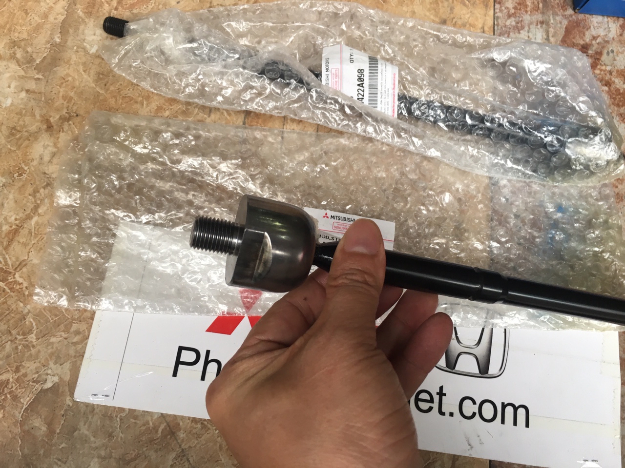 Rô tuyn lái trong xe mitsubishi Mirage 