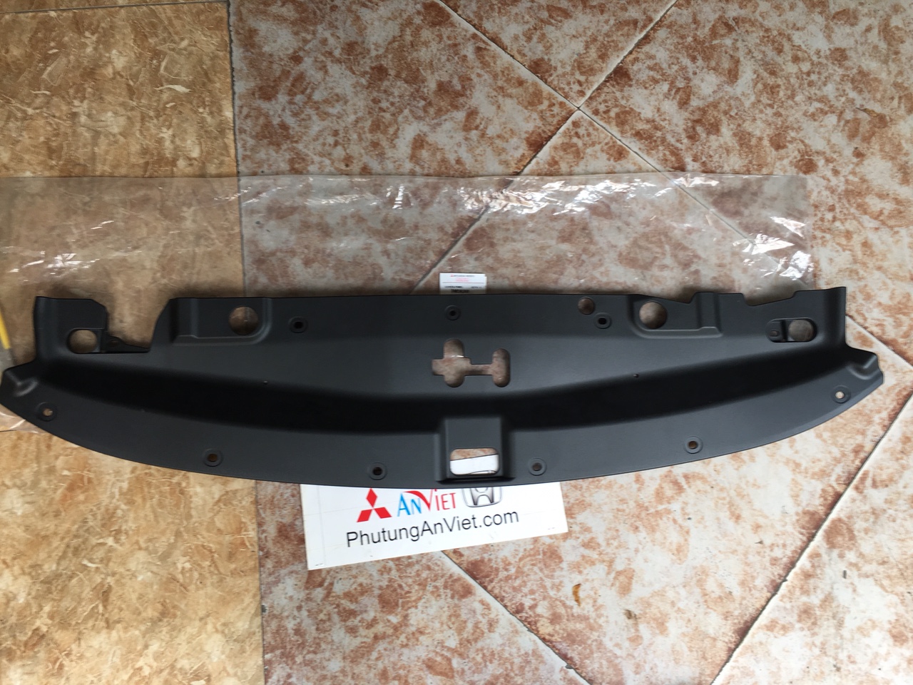 Tấm nhựa che dàn nóng két nước xe Mitsubishi Triton