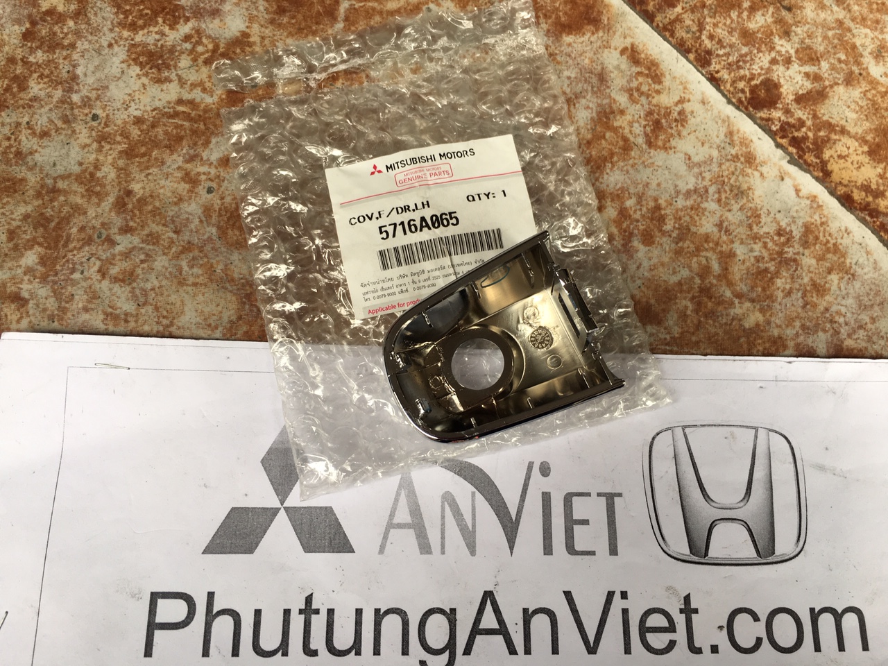 Tay mở cửa ngoài đoạn ngắn xe mitsubishi triton