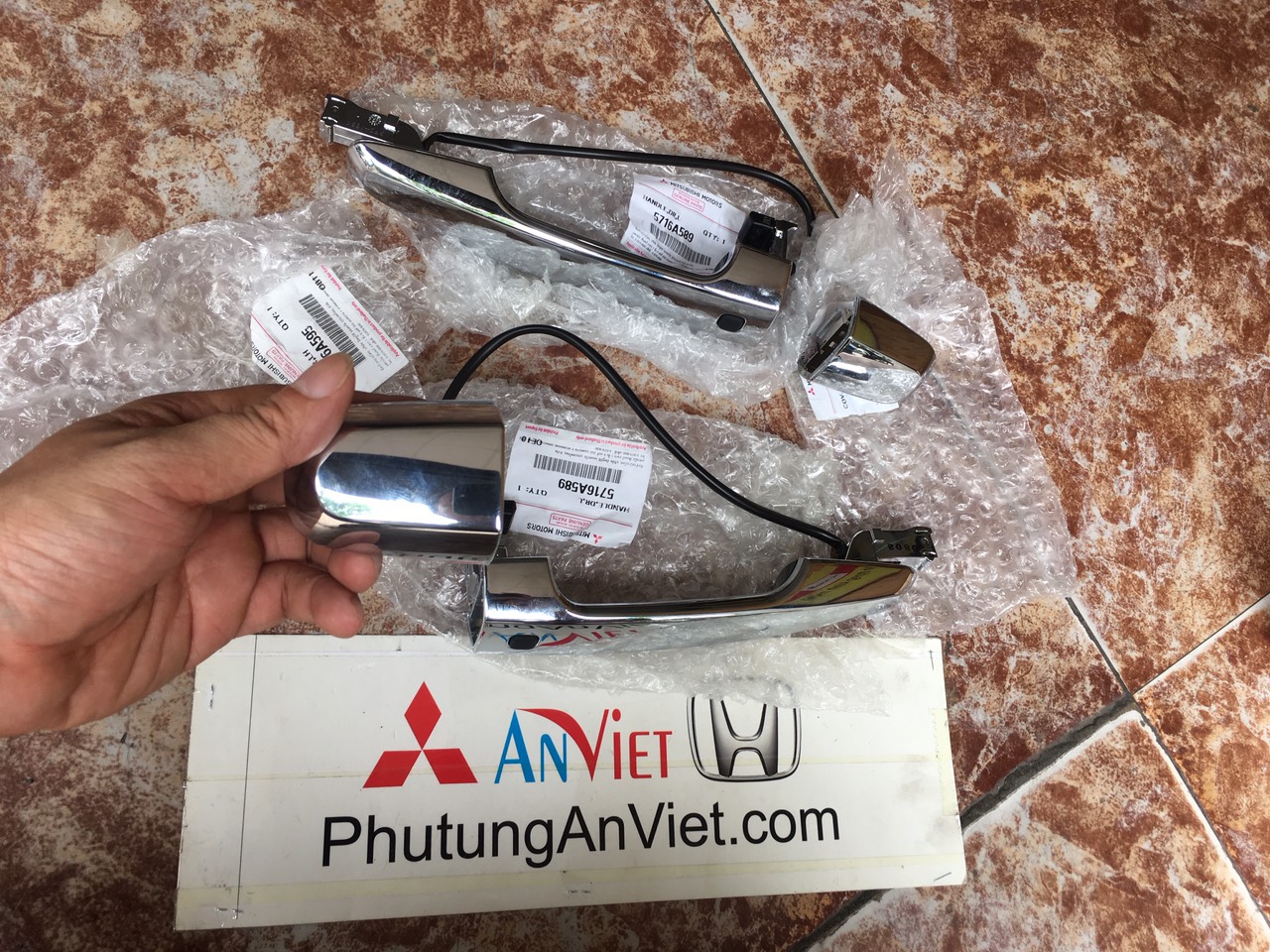 Tay mở xe mitsubishi Triton 