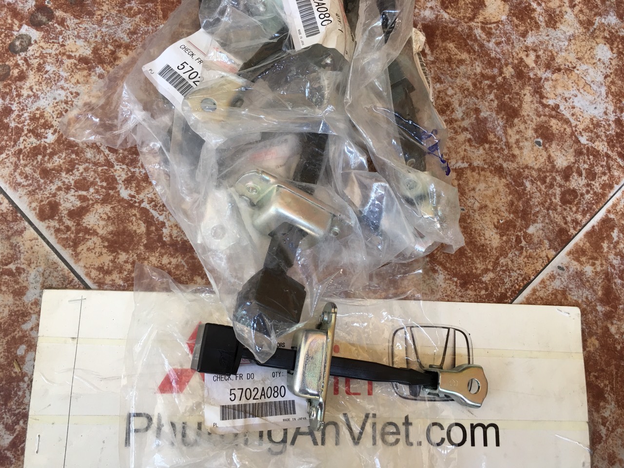 Thanh hạn chế cửa xe mitsubishi Triton 