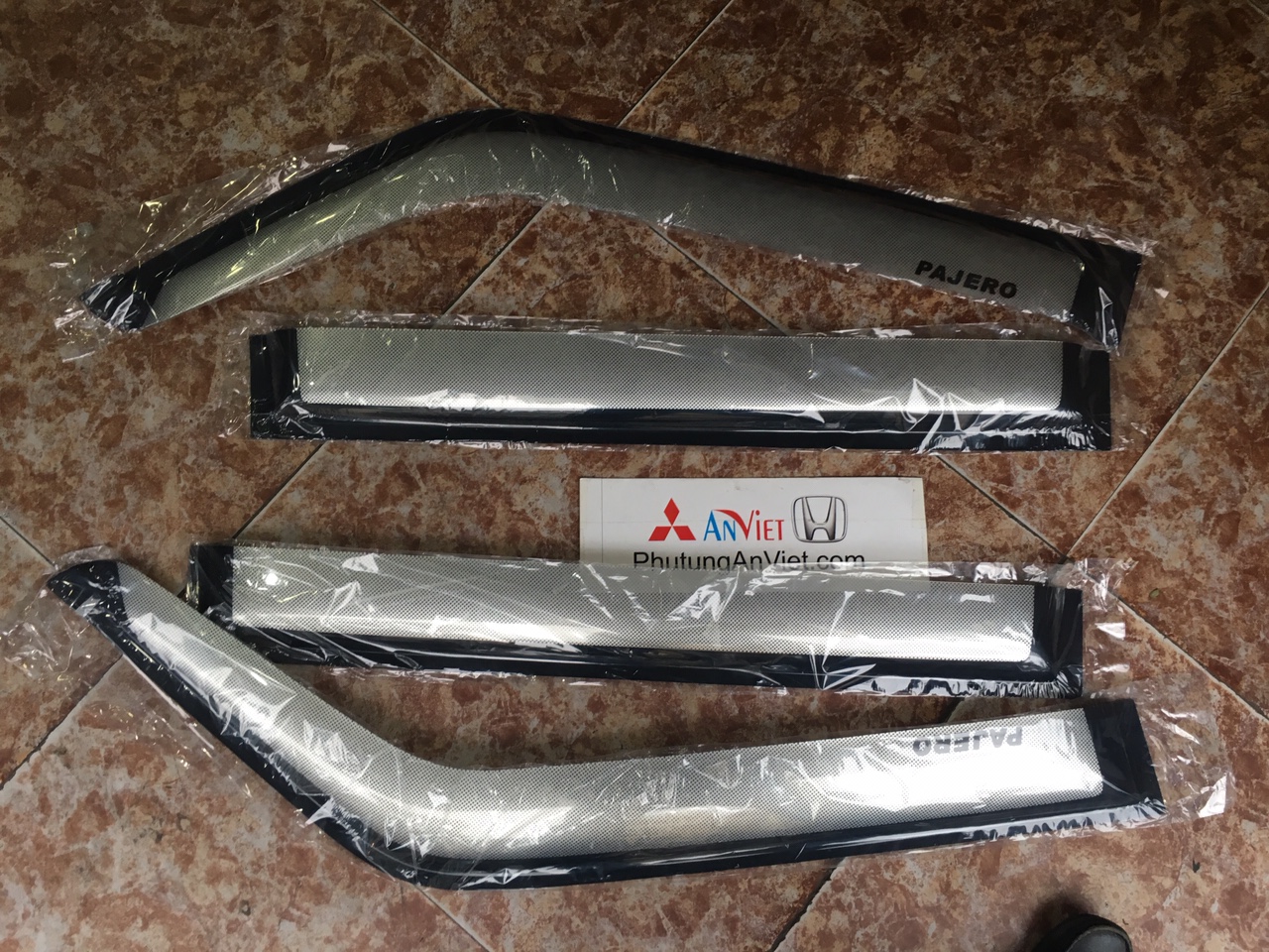 Vè che mưa xe Mitsubishi Pajero Sport
