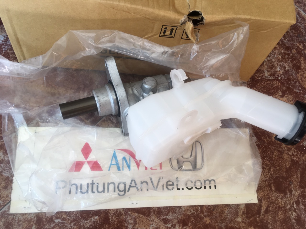 Xy lanh tổng phanh xe mitsubishi Lancer